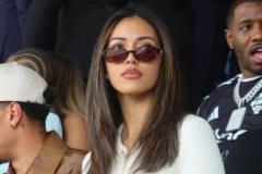 阿里攜超模女友看球 女友大秀美腿 兩人已交往3年