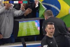 布萊頓球迷揮舞鈔票抗議VAR誤判點球被取消