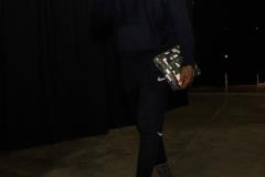 湖人官方發(fā)布賽前入場(chǎng)照：連帽衫迎戰(zhàn)天氣挑戰(zhàn)