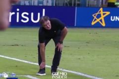 球隊(duì)被進(jìn)球！場(chǎng)邊庫(kù)卡憤怒踢球把自己搞傷！