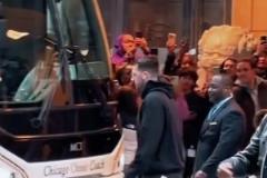 球迷在酒店蹲守東契奇 原來77穿衣服也不愛撕標(biāo)簽啊