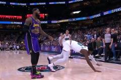 假摔騙老詹！JJJ碰瓷老同志 湖人挑戰(zhàn)成功！