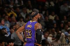 詹姆斯生涯總蓋帽數(shù)達到1147次，追平麥卡杜并列歷史第七位