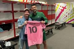 致敬德約！梅西進球后做出打網(wǎng)球的動作！