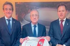 河床主席布里托參觀伯納烏觀看比賽與弗洛倫蒂諾合影