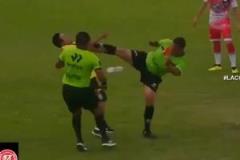 秘魯杯球迷怒踢裁判遭主裁反制一腳踢翻