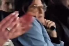 全家狠人姆巴佩任意球打進(jìn)后，看臺上的媽媽深吸一口電子煙