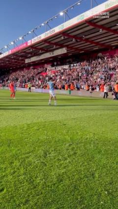 瓜帥賽后推奧賴?yán)蚯?，接受球迷掌聲與歡呼