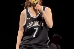 好聽(tīng)！鄧紫棋在籃網(wǎng)主場(chǎng)開(kāi)演唱會(huì) 穿籃網(wǎng)7號(hào)球衣唱《海闊天空》