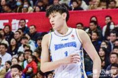 曾凡博手感火熱11投8中砍22分8板1助1斷正負(fù)值+17