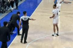 四川球迷大撒幣扔鈔票 貝茲利幫忙撿起引關(guān)注