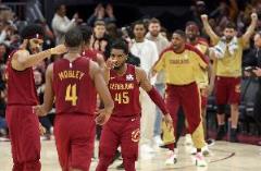 三劍客強(qiáng)勢(shì)回歸！米切爾24+12+7+4斷、阿倫25+12、小莫布里22+7+4助力球隊(duì)取勝