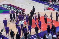 看起來傷得挺嚴(yán)重！杜蘭特在隊友們的攙扶下艱難離開球場