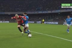 特奧禁區(qū)倒地造點(diǎn)！希門尼斯主罰點(diǎn)球直接被門將沒收！