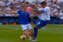 烏拉圭聯(lián)賽上演驚險(xiǎn)一幕：球員雙腿躍起搶斷竟踩變形對(duì)手小腿