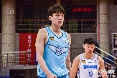 內(nèi)線表現(xiàn)亮眼！楊瀚森半場(chǎng)10分鐘4中3砍9分11板加3斷2帽