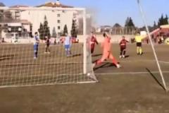 明目張膽了是吧！在荷蘭較低的聯(lián)賽中，裁判打進(jìn)了一粒進(jìn)球！