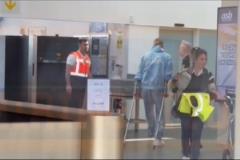 哈蘭德拄拐現(xiàn)身巴塞羅那接受檢查，康復(fù)進(jìn)展引關(guān)注