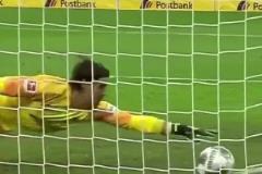 索默的第二反應(yīng)到底有多快？來看其德甲賽場上的極限指尖撈球