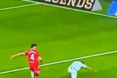 有絲絲熟悉！安東尼秀踩單車后趟球向前，結(jié)果自己踉蹌倒地