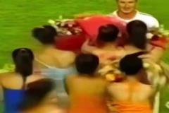 03年皇馬中國行，啦啦隊小姐姐看到小貝陷入瘋狂，大羅：…