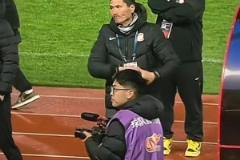 補(bǔ)時(shí)導(dǎo)演大逆轉(zhuǎn)，實(shí)拍青島西海岸主帥邵佳一賽后致謝球迷