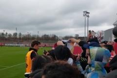 穆勒簽名引熱議，拜仁訓(xùn)練后球迷集體求簽名！