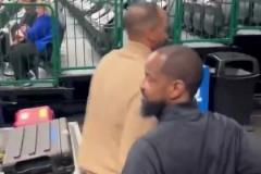 交易東契奇！獨(dú)行俠球迷當(dāng)著哈里森的面，對(duì)他高喊：“Fire Nico”