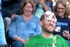 灰熊吉祥物澆冰淇淋給綠軍球迷頭上 受害者笑呵呵