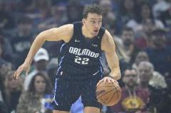 小瓦第二節(jié)高效砍下15分 穩(wěn)定發(fā)揮貢獻(xiàn)24+5+7零失誤