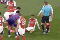 加布里埃爾第15分鐘回追受傷傷退，基維奧爾替補登場