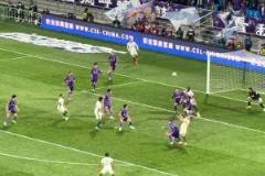 望平安，實(shí)拍斯帕吉奇受傷瞬間：爭(zhēng)頂后失去平衡后腦重重砸地