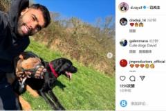 拉亞曬出與愛犬溫馨合照，面帶微笑擁抱兩只大狗