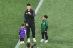 媒體人：于洋退役儀式上，國(guó)安與津門(mén)虎分別送上退役球衣