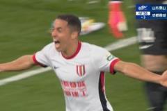 蓉城2-0領(lǐng)先泰山！史松宸失誤引爭(zhēng)議，韋世豪側(cè)鉤踢疵，羅慕洛建功