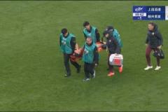 王振澳傷退場(chǎng)，球員痛苦掩面