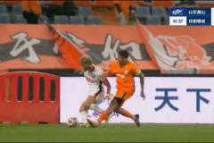 泰山半場三黃出爐，克雷桑踩中萊切特遭黃牌警告