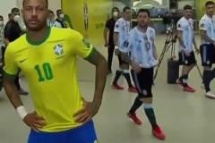 都是我的好兄弟！名場面：和多半個阿根廷隊都玩得很好的內(nèi)馬爾！