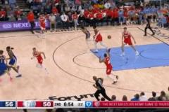 貝恩運(yùn)球砸腳丟球 裁判判罰勇士犯規(guī) 勇士球員無奈搖頭