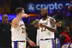 詹姆斯：東契奇濃眉交易對兩隊(duì)都好，我只需專注身體保養(yǎng)