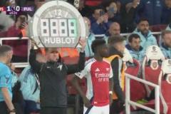 薩卡傷愈復(fù)出替補(bǔ)登場(chǎng)，恩瓦內(nèi)里被換下