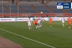 劉洋倒鉤解圍踢中羅慕洛被主裁黃牌警告