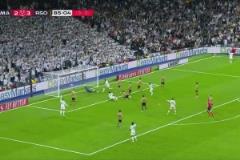 皇馬總比分2-3落后！奧亞薩瓦爾抽射打在阿拉巴身上破門