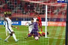 王燊高險(xiǎn)破門變?yōu)觚?，海港追回丟球引爭(zhēng)議