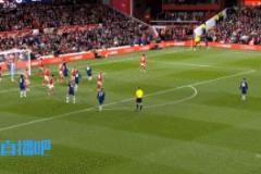 曼聯(lián)定位球進攻，達洛特頭球擊中橫梁