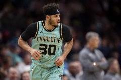 賽斯-庫里7投6中三分2中2砍下16分4板2助1斷