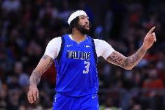 濃眉遭隊友誤傷幸無大礙 上半場高效輸出15分6籃板