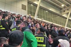 鄰里摩擦，實(shí)拍：北京球迷與天津球迷疑似在看臺(tái)發(fā)生沖突