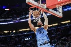 小卡：祖巴茨攻防表現(xiàn)亮眼，我們穿“祖巴茨DPOY”T恤有道理