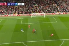 逃過一劫！范戴克走神+解圍失誤險送大禮！貝托單刀射門中柱！